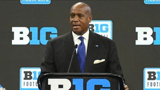 Big Ten names Barry Alvarez adviser of football (College Football)