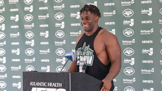 Jets DE Carl Lawson carted off with apparent leg injury (NFL)