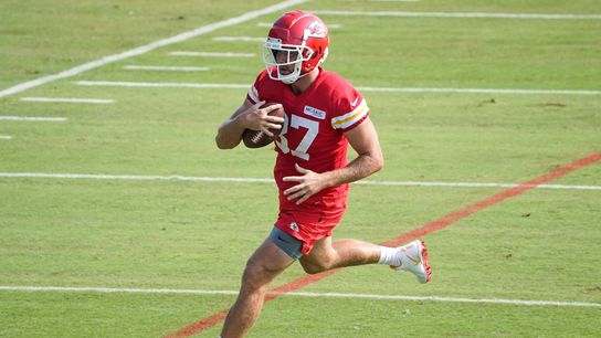 Chiefs TE Travis Kelce (back, hips) sits out practice (NFL)