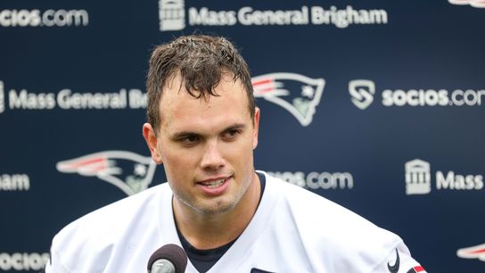 Reports: Patriots TE Henry (shoulder) to have MRI (NFL)