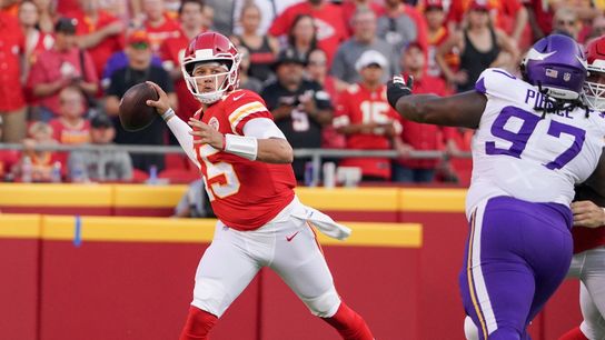 NFL roundup: Patrick Mahomes throws for 2 TDs in Chiefs' win (NFL)