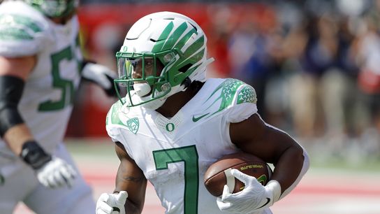 Oregon, Iowa jump into top 5 in AP poll (College Football)