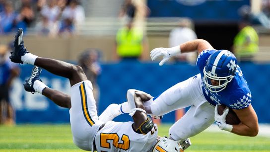 Late pick six helps Kentucky hold off Chattanooga (College Football)