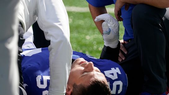 Giants LB Blake Martinez exits with knee injury (NFL)