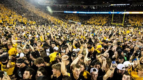 Top 25 roundup: No. 3 Iowa rallies to defeat No. 4 Penn St. (College Football)