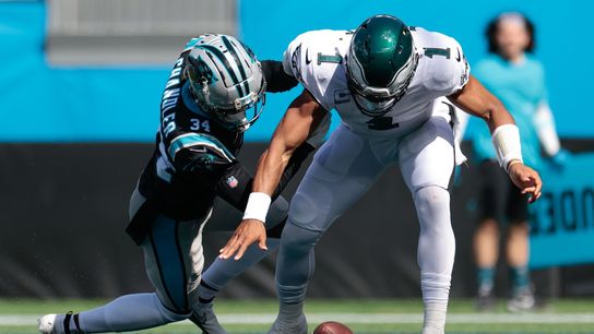 Jalen Hurts rallies Eagles past Panthers to snap losing streak (NFL)