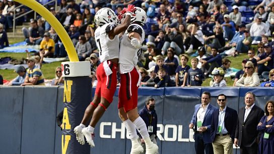 No. 2 Cincinnati holds off Navy to remain unbeaten (College Football)