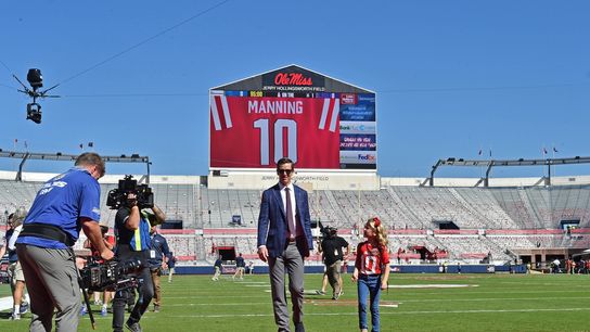 Ole Miss retires Eli Manning's No. 10 (College Football)