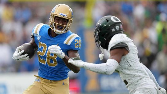 Travis Dye scores 4 TDs, No. 10 Oregon holds on at UCLA (College Football)