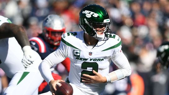 Jets QB Zach Wilson (knee) exits in first half vs. Patriots (NFL)