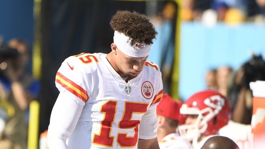 Patrick Mahomes clears concussion protocol after knee to head (NFL)