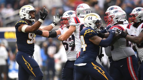 Adrian Phillips' pick-six helps Patriots edge Chargers (NFL)