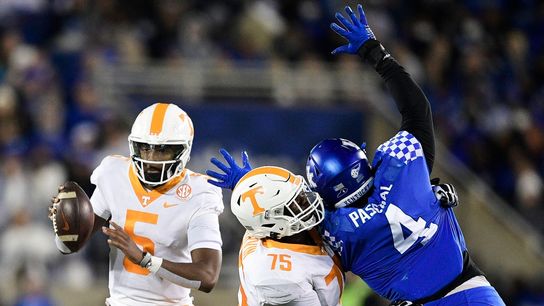 Tennessee hangs on to beat No. 18 Kentucky (College Football)