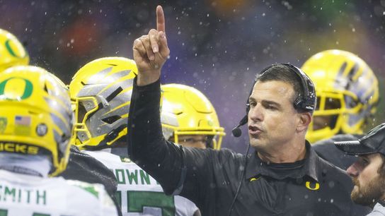 Top 4 unchanged, Oregon jumps to No. 5 in AP Top 25 (College Football)