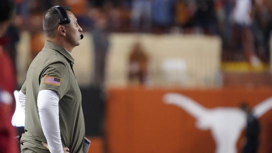 Bijan Robinson’s career game carries Texas past Kansas (College Football)