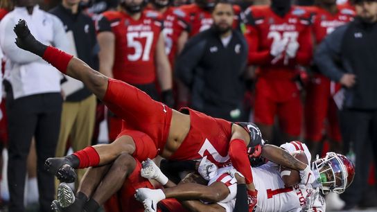 No. 4 Cincinnati rolls by No. 21 Houston, awaits playoff fate (College Football)
