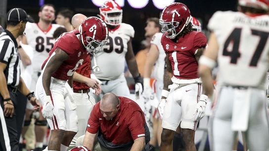 Alabama WR John Metchie III (leg) exits SEC title game (College Football)