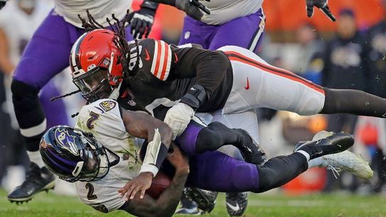 DE Jadeveon Clowney officially re-signs with Browns (NFL)