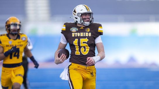 Levi Williams' big runs help Wyoming top Kent State in Idaho Bowl (College Football)