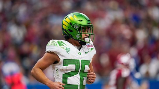 Reports: Oregon RB Travis Dye enters transfer portal (College Football)
