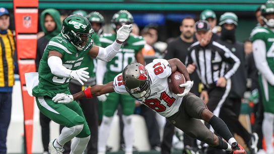 Bucs WR Antonio Brown throws tantrum, exits field vs. Jets (NFL)