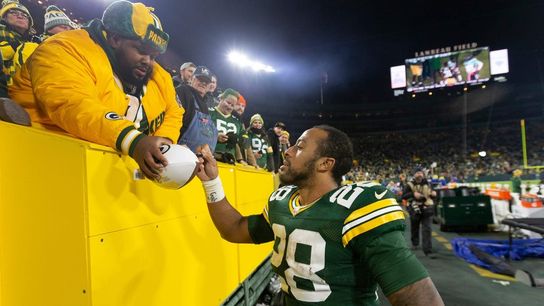 Police review launched after officer shoves Packers RB AJ Dillon at Lambeau (NFL)
