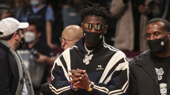Antonio Brown says NFL not on his radar next season (NFL)