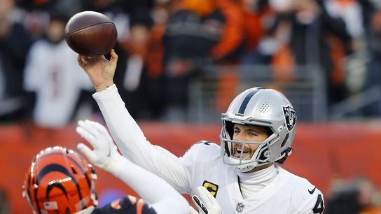 Report: Raiders committing to Derek Carr at QB (NFL)