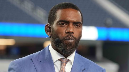 Randy Moss returns to ESPN set amid cancer battle (NFL)