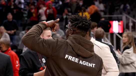 Antonio Brown says no ankle surgery until he has a deal (NFL)