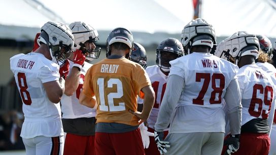 Reports: Buccaneers RT Tristan Wirfs carted off (NFL)