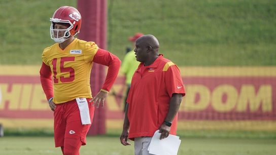 Reports: Ravens to interview Eric Bieniemy for play-calling OC role (NFL)