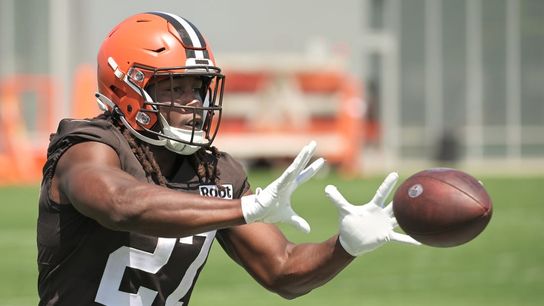 Report: Browns RB Kareem Hunt requests trade; team says no (NFL)