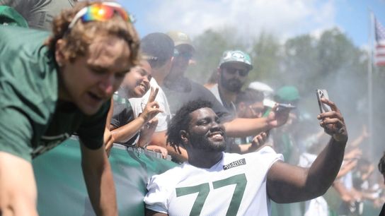 Report: Jets OL Mekhi Becton leaves practice early (NFL)