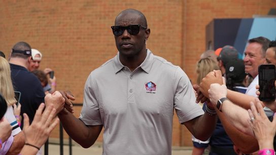 Terrell Owens punches heckler outside L.A. store (NFL)