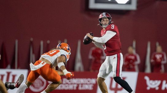 Shaun Shivers' late TD lifts Indiana over Illinois (College Football)