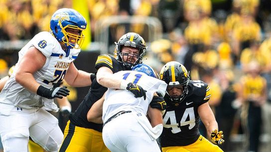 Iowa defeats South Dakota State, 7-3, without scoring TD (College Football)