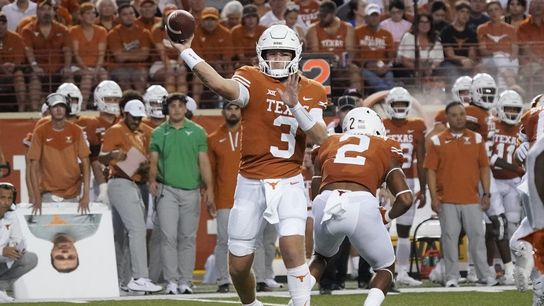Texas QB Quinn Ewers sustains apparent shoulder injury (College Football)