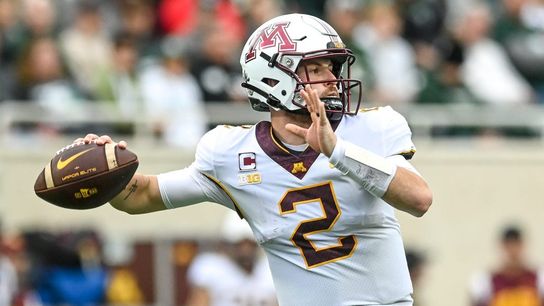 Minnesota QB Tanner Morgan leaves after blow to helmet (College Football)
