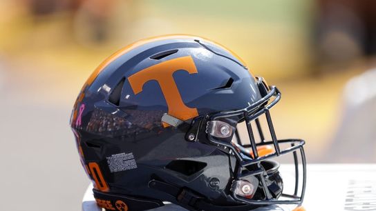 Big OT Bennett Warren commits to Tennessee's '24 class (College Football)
