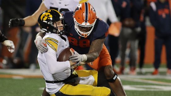 Illinois overcomes QB Tommy Devito's injury, edges Iowa (College Football)