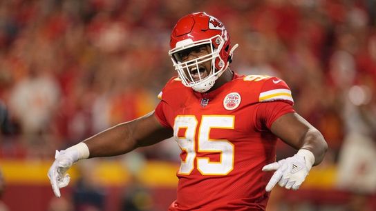 Report: NFL defends controversial roughing call on Chris Jones (NFL)