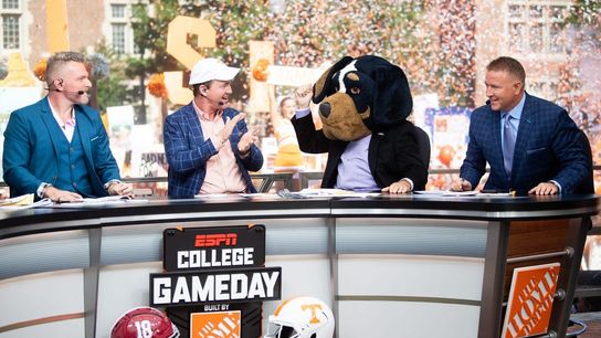 'College GameDay' opens 37th season in Charlotte (College Football)