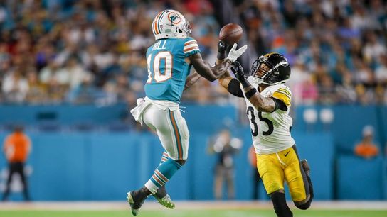 Tua Tagovailoa throws TD in return as Dolphins hang on to beat Steelers (NFL)