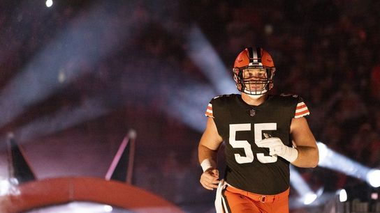 Browns starting C Ethan Pocic (knee) departs preseason game (NFL)