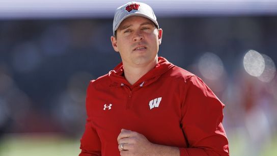 Report: Wisconsin close to removing Jim Leonhard's interim tag (College Football)