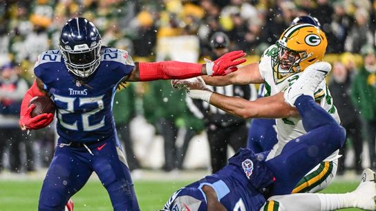 Derrick Henry throws, runs Titans past Packers (NFL)