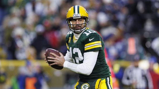 Aaron Rodgers admits he's been playing with broken right thumb (NFL)