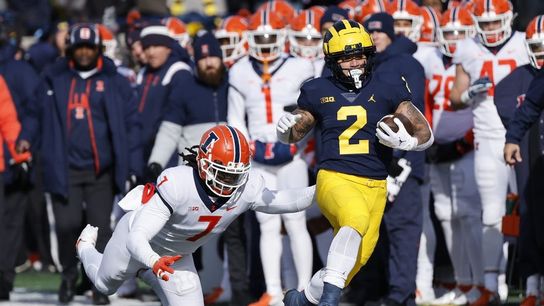 Michigan star RB Blake Corum exits with knee injury (College Football)
