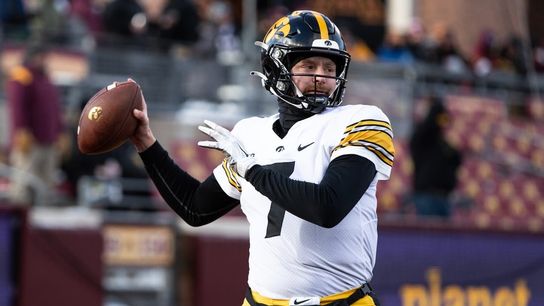 Reports: Former Iowa starting QB Spencer Petras entering portal (College Football)